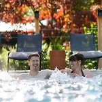 La Claire Fontaine, Logis &
