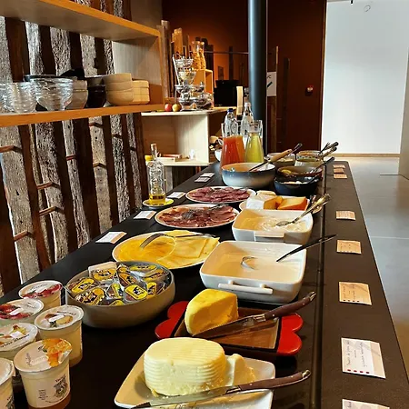 ホテル La Claire Fontaine, Logis & 4*