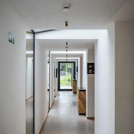 ホテル La Claire Fontaine, Logis &