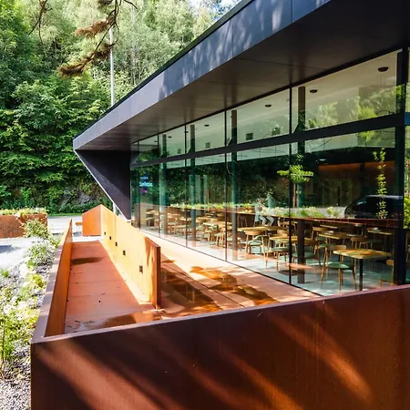 La Claire Fontaine, Logis & ホテル