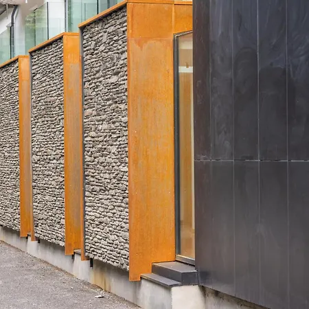 Otel La Claire Fontaine, Logis &