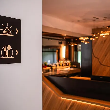 La Claire Fontaine, Logis & ラ・ロシュ・アン・アルデンヌ