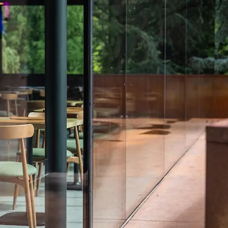 La Claire Fontaine, Logis &