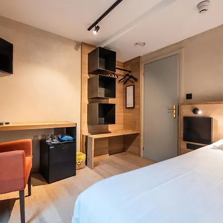 ホテル La Claire Fontaine, Logis & 4*