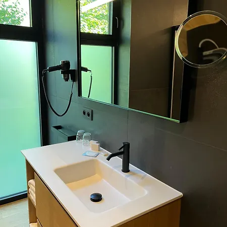 Hotel Hostellerie La Claire Fontaine, Logis Hotels & Spa 4*