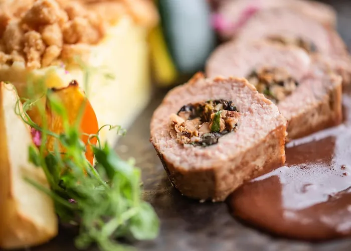 Otel La Claire Fontaine, Logis &