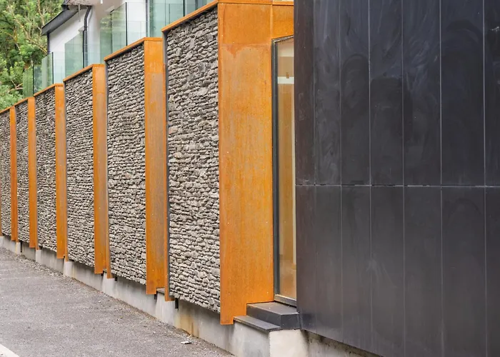 Otel La Claire Fontaine, Logis &