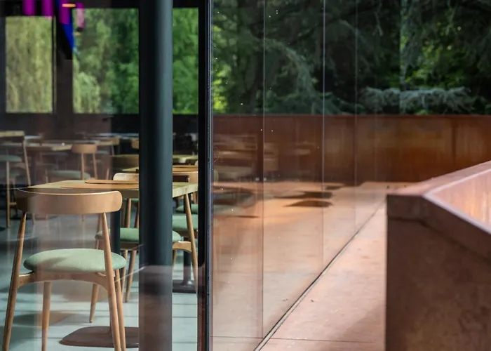 La Claire Fontaine, Logis &