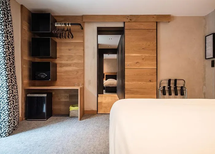 Otel La Claire Fontaine, Logis & 4*